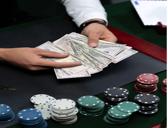 Khám phá chi tiết luật chơi poker cho người mới bắt đầu